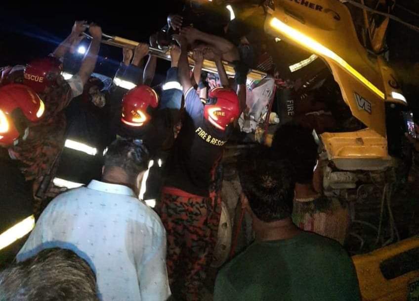 নন্দীগ্রামে দুই ট্রাকের মুখোমুখি সংঘর্ষে চালক আহত