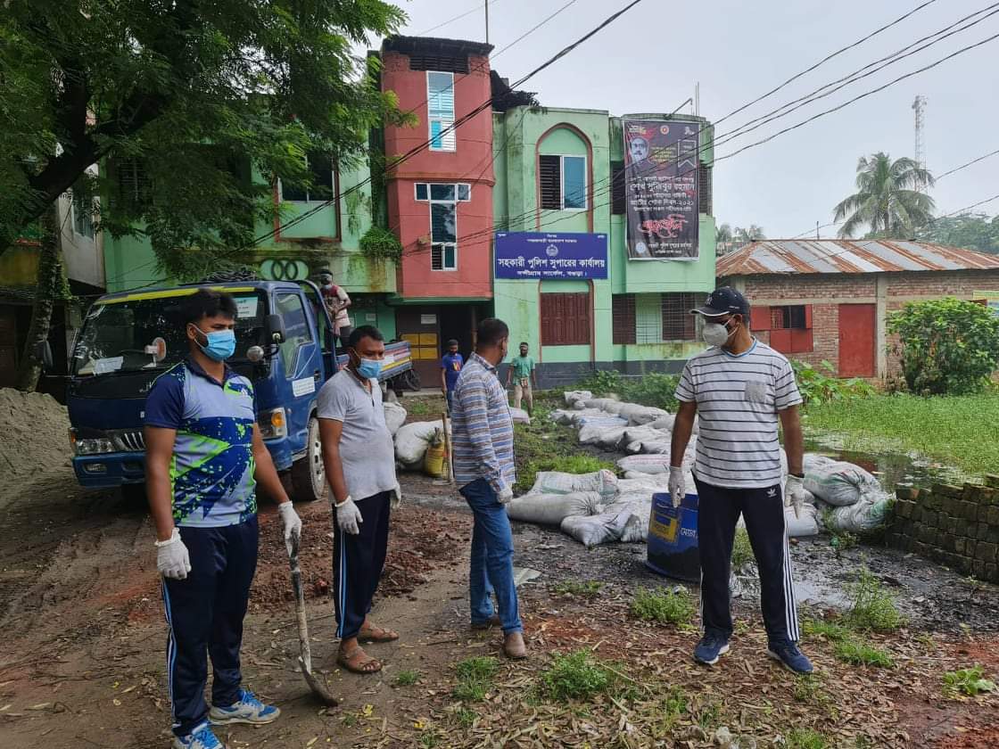 পুলিশ সুপারের নির্দেশে নন্দীগ্রাম সার্কেল অফিস চত্বরে পরিস্কার-পরিচ্ছন্নতা অভিযান