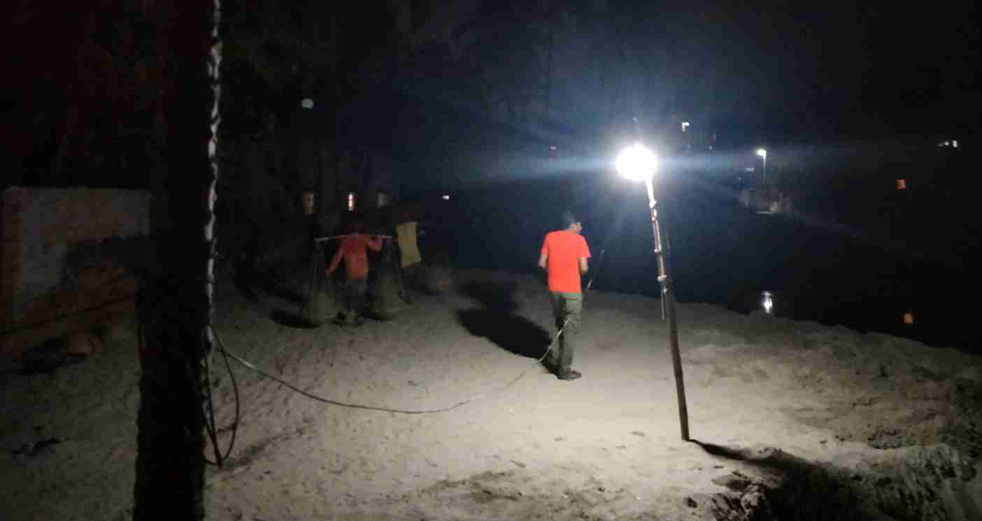 রাজশাহী রেলগেটে গভীর রাতে চলছে পুকুর ভরাট
