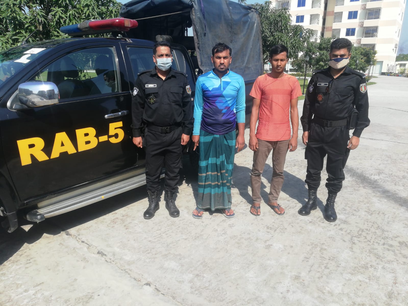 রাবি শিক্ষার্থীকে ছুরিকাঘাত, র‍্যাব অভিযানে আটক-২