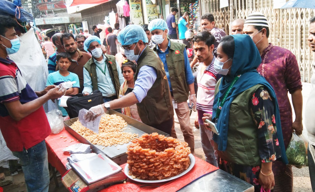 রাজশাহীতে ইফতার বাজার মনিটরিং করেছে বাংলাদেশ নিরাপদ খাদ্য কর্তৃপক্ষ