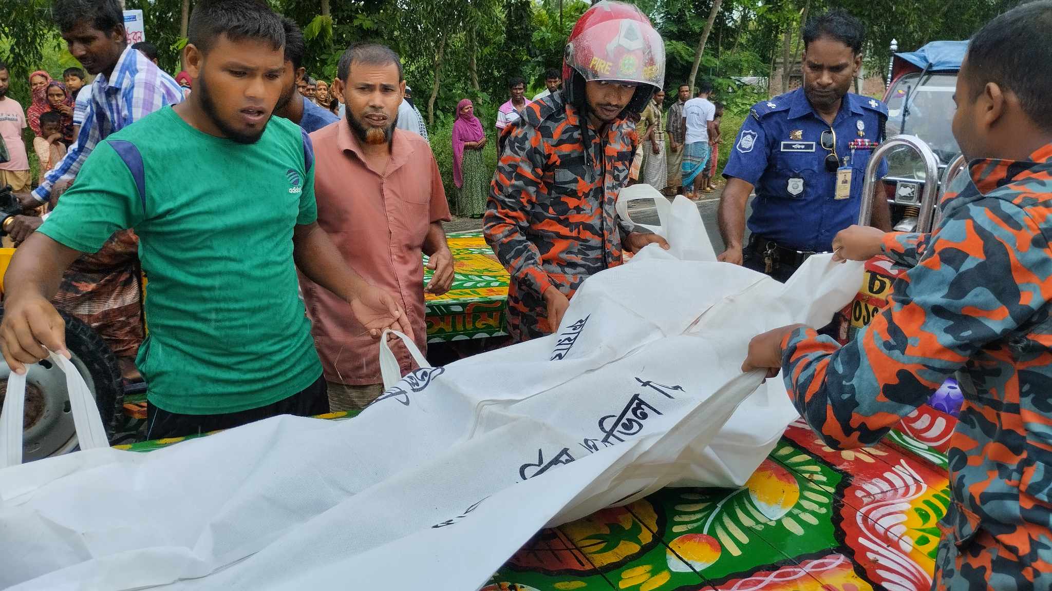 রাজশাহীর মোহনপুরে সড়ক দুর্ঘটনায় নিহত তিন আহত চার