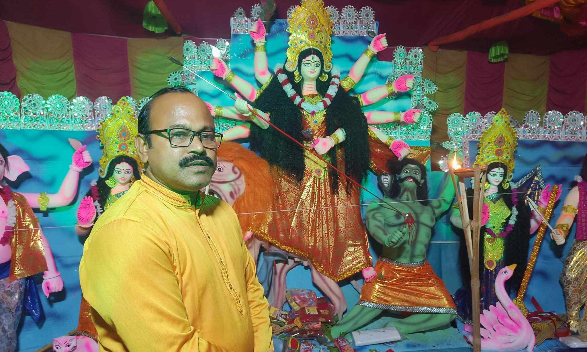 পুঠিয়ায় পূজামণ্ডপ পরিদর্শন করলেন চেয়ারম্যান হিরা বাচ্চু